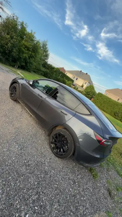 This used Tesla Model Y Long Range AWD features a powerful all-wheel-drive system, offering impressi...