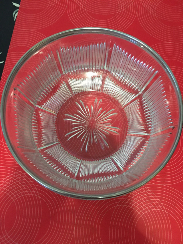 Crystal Glass serving bowl  in Kitchen & Dining Wares in Calgary - Image 3