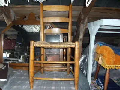 Belles petites chaises antiques tressées (2), View more