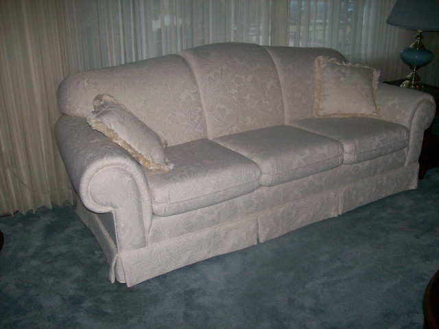 BEAUTIFUL OFF WHITE SOFA WITH MATCHING ACCENT CHAIR in Couches & Futons in Oshawa / Durham Region - Image 2