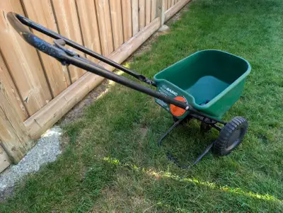 This Scotts Basic Edgeguard Spreader is a reliable, pre-owned lawn tool designed to help you achieve...