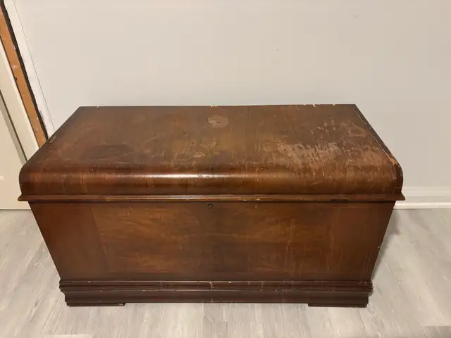 Real Wood - Antique Vintagey Ottoman - Storage Chest, Storage in Hutches & Display Cabinets in City of Toronto - Image 3