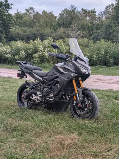 Great running sleeper! Full computer tune. Aftermarket windshield as well as stock. Givi skid plate....