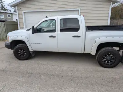 Selling 2007 Chev Silverado LT Quad Cab Well Maintained Oil Changes every 5000 KMS Many new parts Fr...