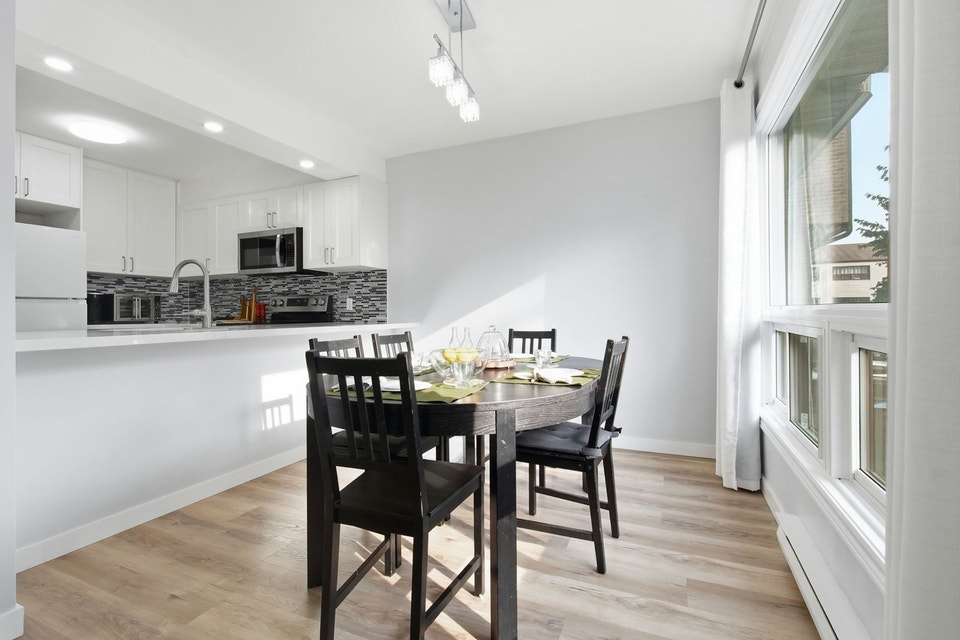 4 bed Townhome end Unit, Ravine Backyard in Bowmanville/ON, photo 4 of 10