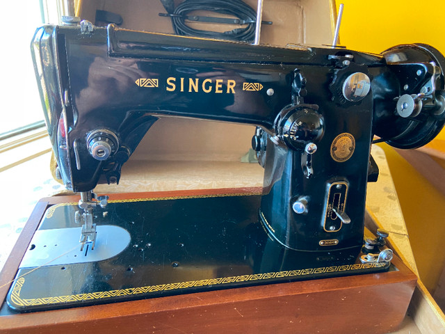 Vintage 1956 Singer 306K Black Sewing Machine Wood Base & Case in Arts & Collectibles in Oshawa / Durham Region - Image 2