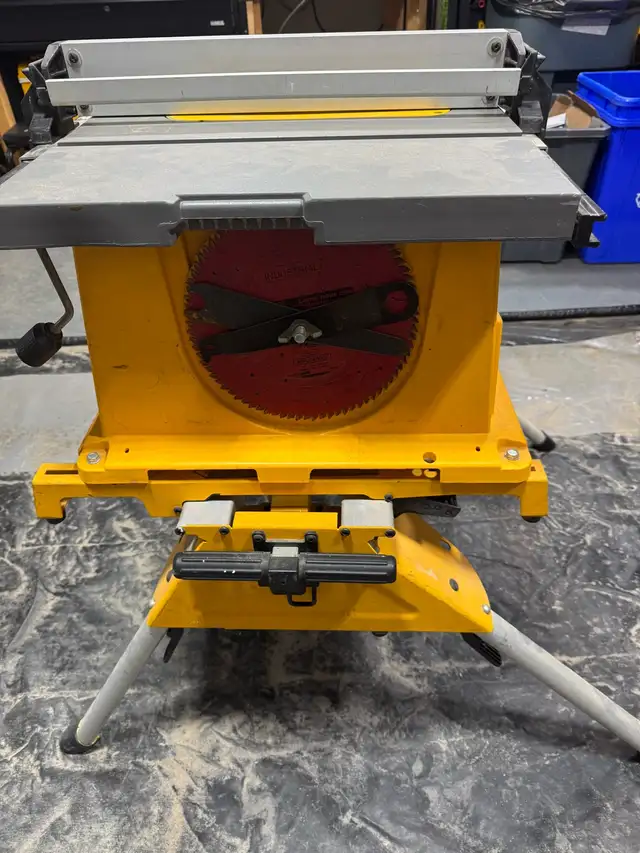 DEWALT 10” table saw with rolling stand in Power Tools in St. Catharines - Image 4