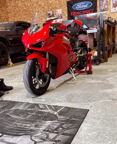 2018 V4 Full Akro exhaust and tune Folding mirrors Most amazing motorcycle I’ve ever ridden but just...