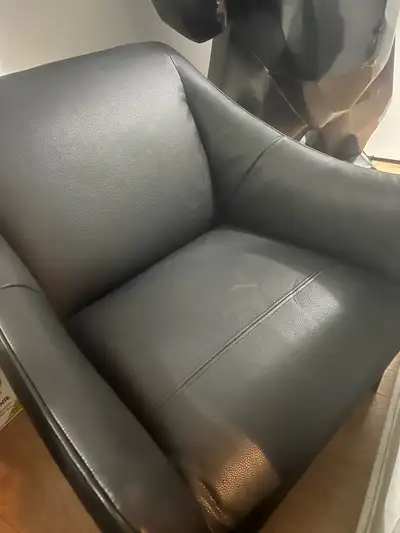 fauteuil d'appoint en simili cuir noir, Il s'agit d'un article usagé qui présente quelques signes d'...