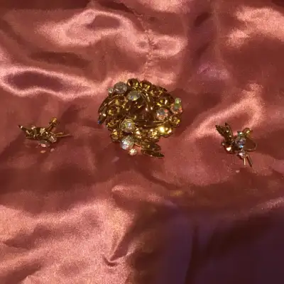 Vintage rhinestone jewelley, View more