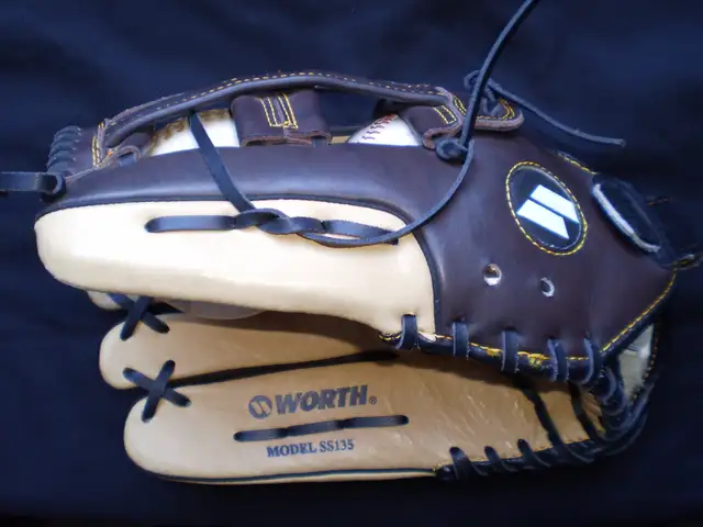 Baseball Gloves, Left and Right Hand in Baseball & Softball in City of Toronto - Image 5