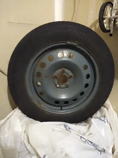 225/60R17 snow tires with rims in good condition. Previously used on 2015 Lincoln MKC.