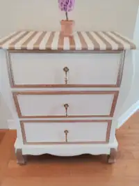 1 Petite commode\bureau appoint restaurée.Baisse de prix-urgent!