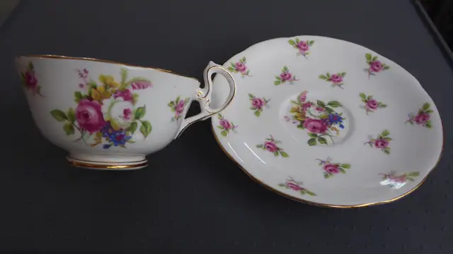 Fine Bone China teacups with saucers565173305748367369