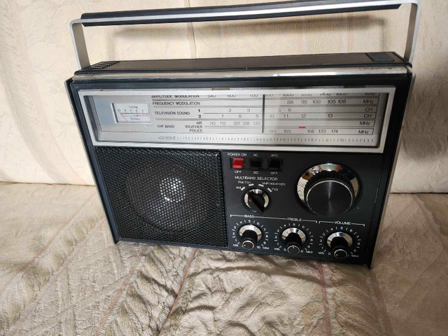 Vintage portable radio in Stereo Systems & Home Theatre in Leamington - Image 2