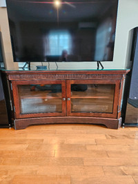 Meuble de télévision brun avec vitre sur le dessus
