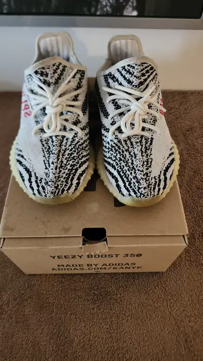 YEEZY BOOST 350 V2 Zebra Sneakers CP9654 Size 6 Good used condition Need a cleaning Or best offer Me...