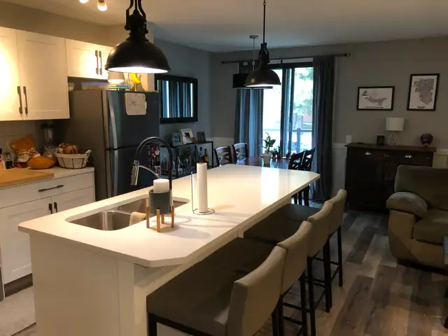 Updated 2 bed 2 bath 4plex w/ Balcony in Killarney - $1995