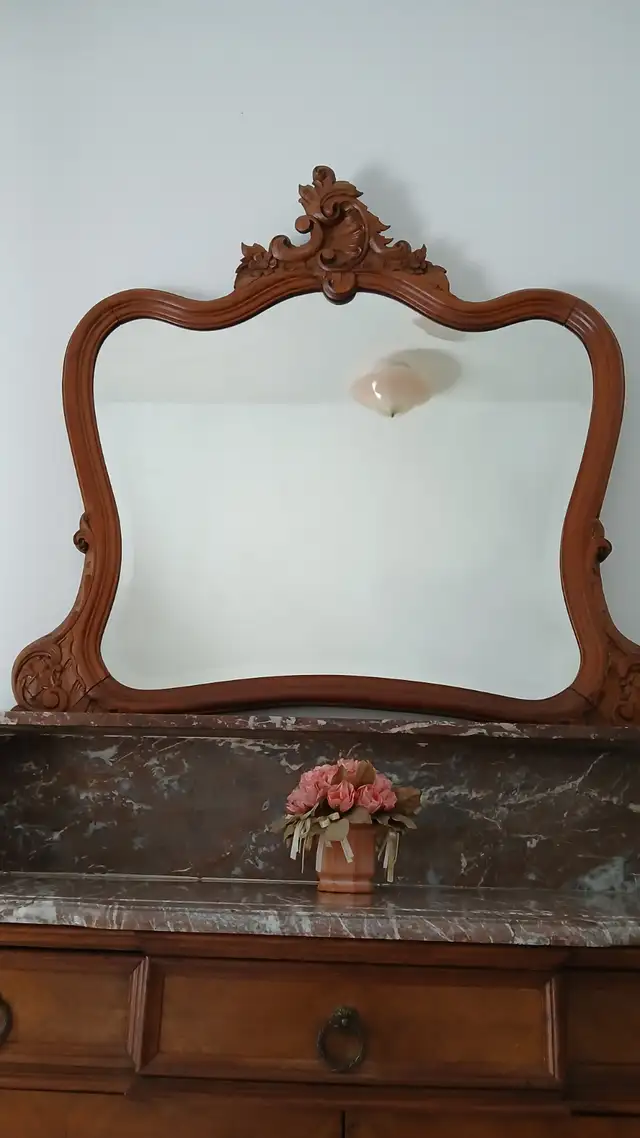 Meuble art nouveau avec miroir et dessus en marbre in Dining Tables & Sets in Longueuil / South Shore - Image 7