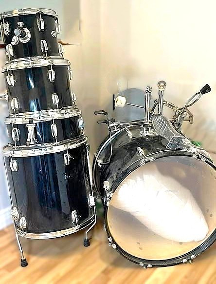 Complete 5 piece drum set with hardware in Drums & Percussion in City of Toronto - Image 2