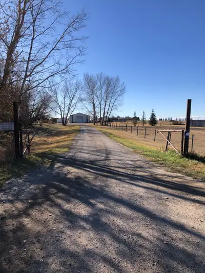 30.98acres 24 acres in hay land 3 - 4 acres in pasture for boarding horses! The remaining acres in r...