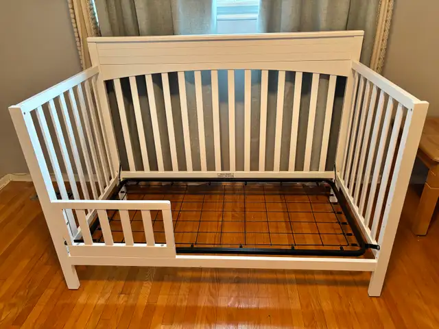Convertible Crib with Rails in Cribs in Markham / York Region - Image 4