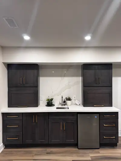 Revamp your kitchen with our ready-to-assemble (RTA) kitchen cabinets and stunning quartz countertop...