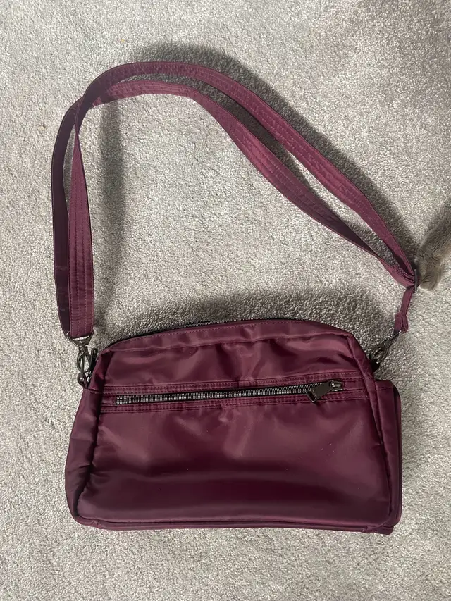 LUGZ Purse with Shoulder Strap in Women's - Bags & Wallets in Kitchener / Waterloo - Image 2