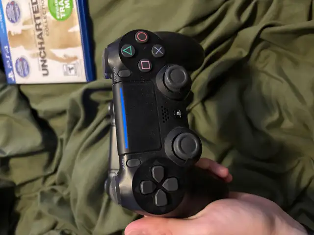 ps4 with game and 2 controllers in Sony Playstation 4 in Ottawa - Image 6