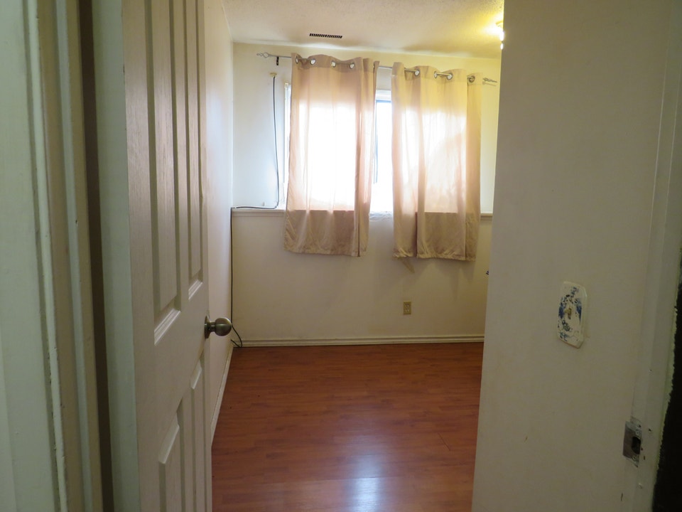 HOUSE For Rent In FOREST LAWN. SE. CALGARY. AB. 4