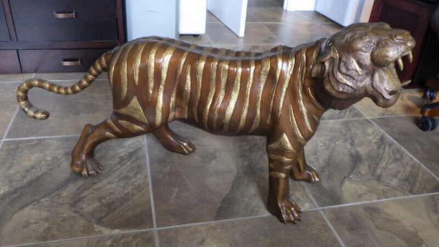 TIGRE EN BRONZE, STATUE ANIMAL  SCULPTURE LONGUEUR 47'',  57 LBS dans Art et objets de collection  à Lévis