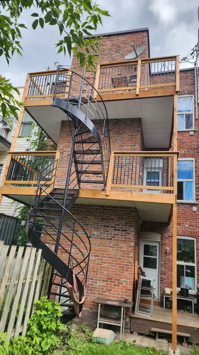 4.5 Libre immédiatement. Bas avec cour privé