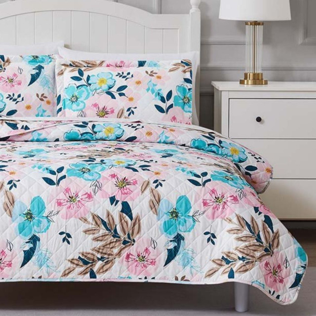 New Pink & Blue Floral Blooms Reversible 3 PC Quilt Set • Q $95 in Bedding in North Bay