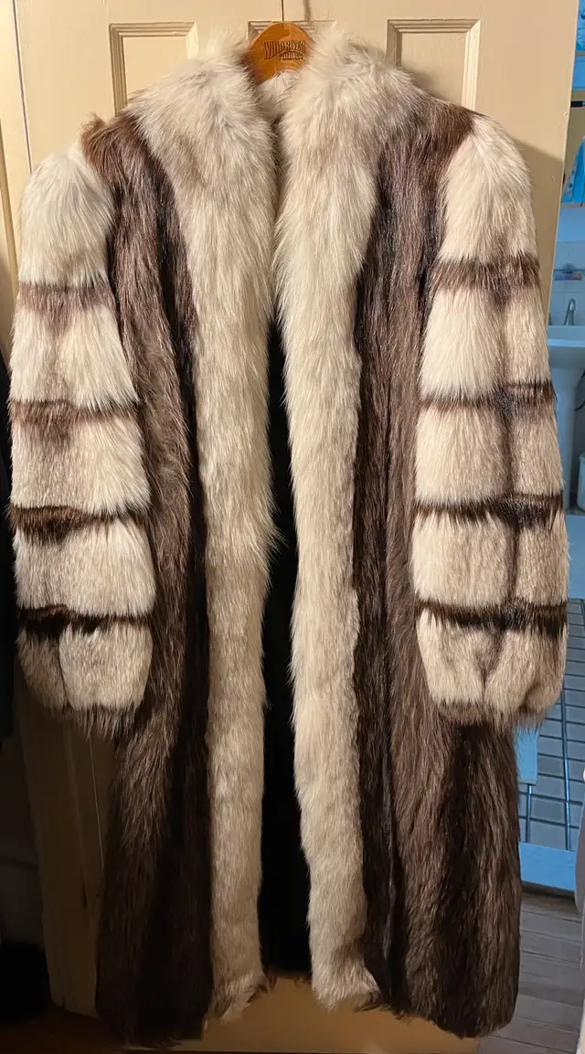Genuine Northern Fox Coat Vintage in Women's - Tops & Outerwear in City of Montréal - Image 4