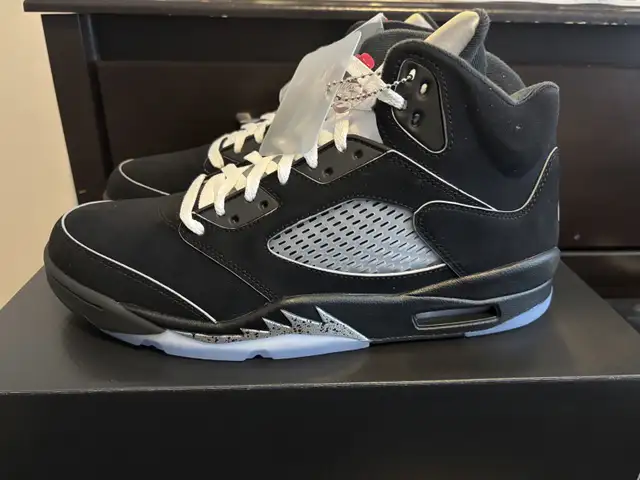 Jordan 5 Black Metallic Reimagined size 10.5 in Men's Shoes in City of Toronto - Image 6