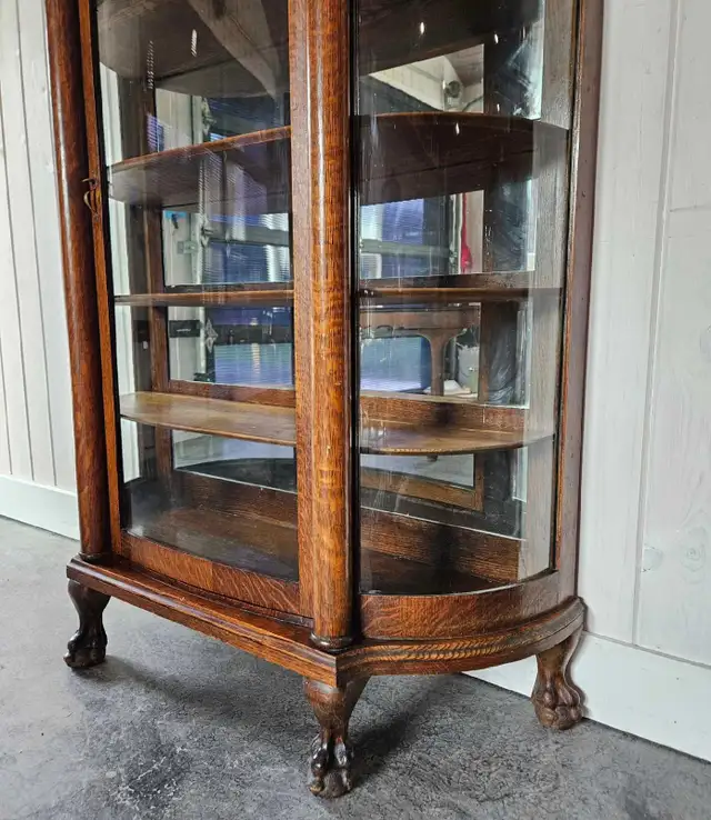 Tiger Oak Curved Display Cabinet  in Hutches & Display Cabinets in Winnipeg - Image 3