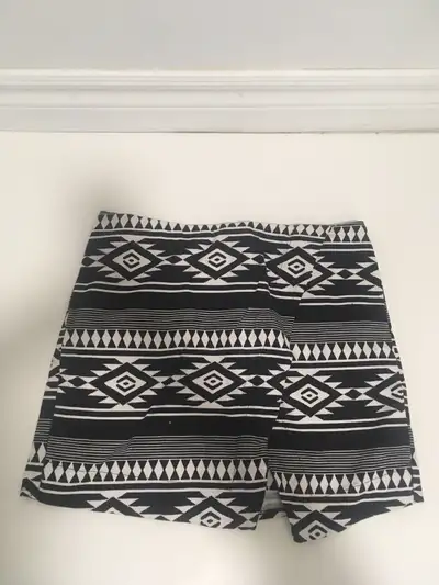 Hollister Skort / Skirt / Aztec Pattern Size 0 Summer Black, View more