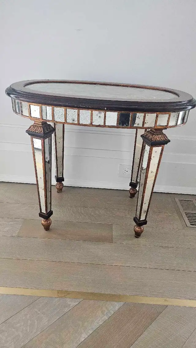 Side Table in Other Tables in City of Toronto - Image 3