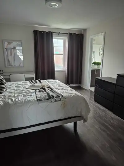 Master bedroom with ensuite walk in closet In half moon bay for Oct 1 Maybe Sept 1 Other two rooms s...