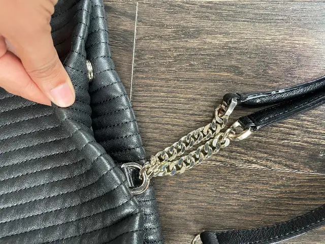 DKNY Gansevoort Leather Quilted Shopper Bag, Black in Women's - Bags & Wallets in Oakville / Halton Region - Image 9