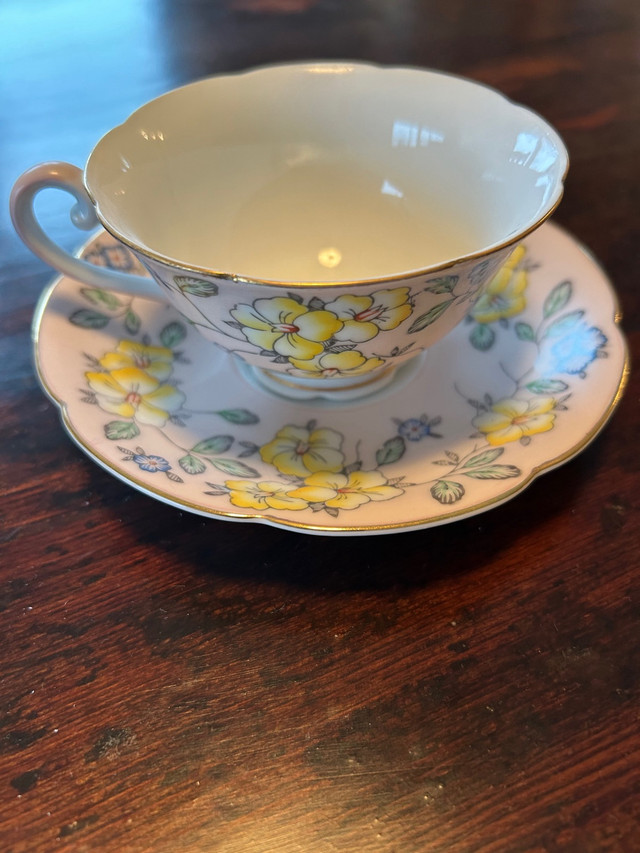 Vintage China Tea Cups in Arts & Collectibles in Napanee - Image 3