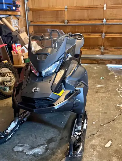 Runs really good low kilometres barely even rode selling it for my dad comes with a storage box.