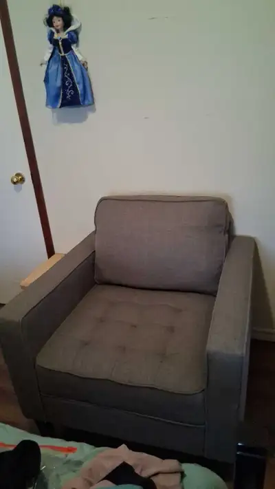 fauteuil gris comme neuf, View more