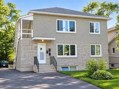 Large 2 bedroom, oak floors, oak kitchen, and 4 appliances. Close to Billing Bridge and Bank St. sho...