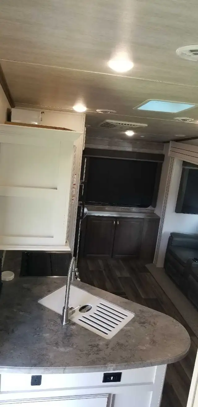 2021 Keystone Cougar fifth wheel for sale. in Travel Trailers & Campers in Barrie - Image 5