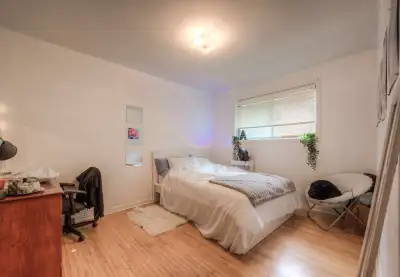 Attention University/College Students or working professionals The house is 5-10 minutes walk to bot...