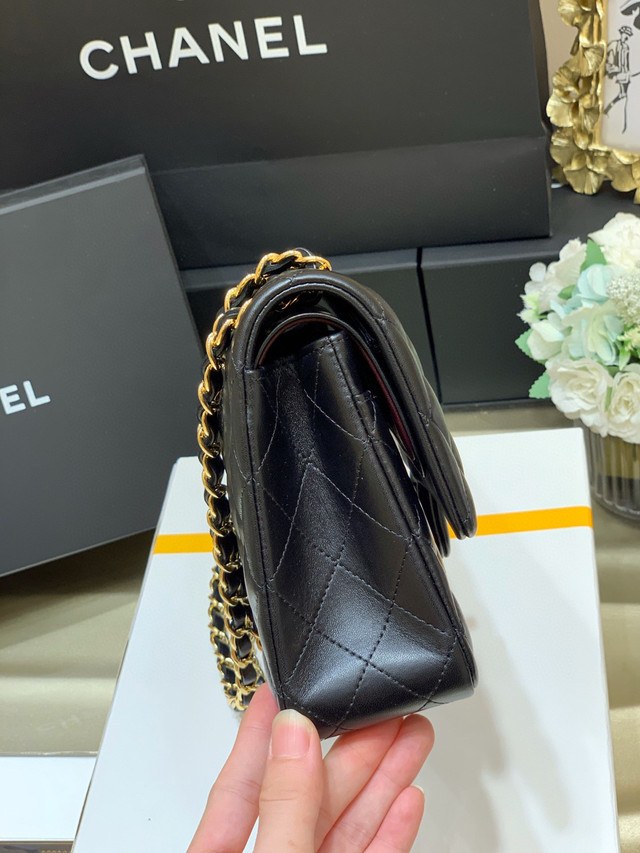 Chanel flapbag size 25 cm  dans Femmes - Sacs et portefeuilles  à Ville de Montréal - Image 4