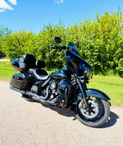 Beautiful well taken care of Ultra Limited. 62k. Heated grips, 12in handle bars, Vance&Hines pipes w...