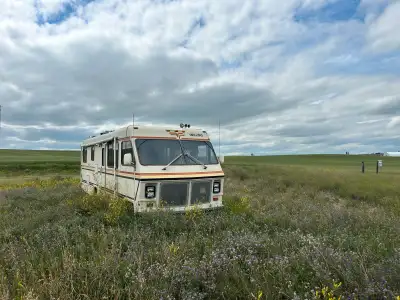1984 Chevrolet P30 Class A 125000 km big block 454. It’s all inside. Everything. Big generator too....