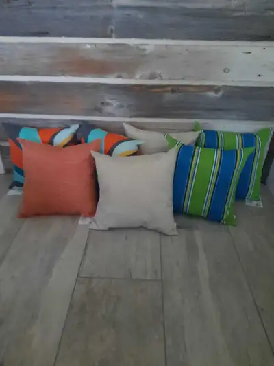 petits coussins extérieurs neufs au choix, View more